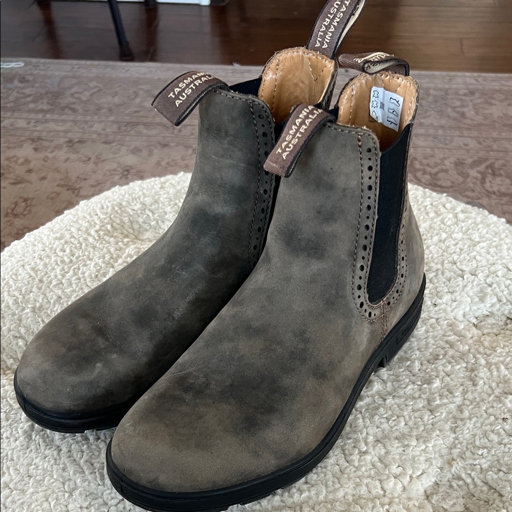 Blundstone Chelsea Boots in Distressed Brown